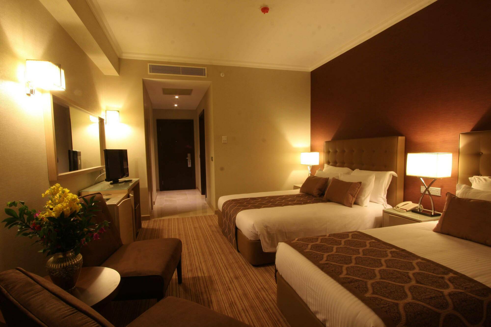 Cratos Premium Hotel, Casino, Port & Spa 凯里尼亚 外观 照片