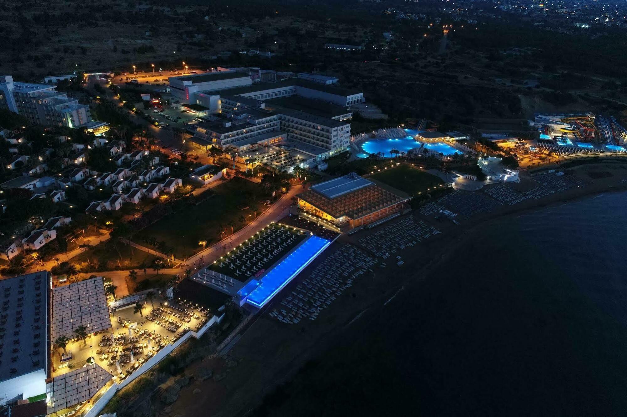 Cratos Premium Hotel, Casino, Port & Spa 凯里尼亚 外观 照片